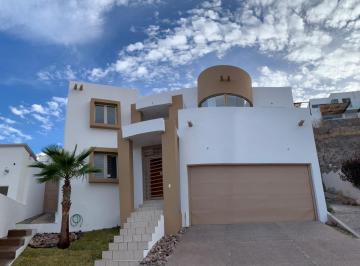 Casa · 470m² · 5 Recámaras · 2 Estacionamientos · Casa Residencial Cumbres