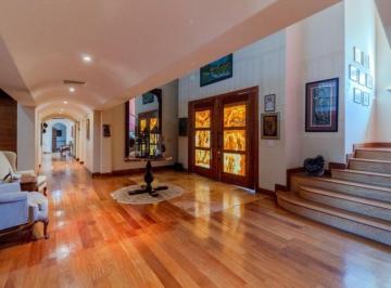 Casa · 1000m² · 4 Recámaras · 6 Estacionamientos · Venta de Casa en Club Campestre