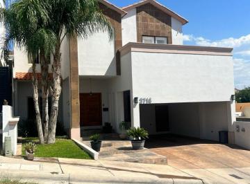 Casa · 325m² · 3 Recámaras · 2 Estacionamientos · Casa - Fraccionamiento Misión del Valle
