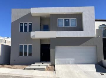 Casa · 320m² · 3 Recámaras · 2 Estacionamientos · Casa - Fraccionamiento Bosques del Valle