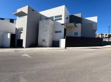 Casa · 480m² · 4 Recámaras · 2 Estacionamientos · Casa - Fraccionamiento Vistas de Las Lomas