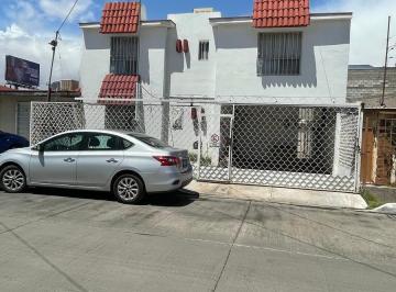 Casa · 218m² · 3 Recámaras · 2 Estacionamientos · Venta de Casa con Departamento Parte de Atras y Recamara Planta Baja en Col Granjas