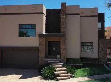 Casa · 826m² · 4 Recámaras · 4 Estacionamientos · Renta de Residencia con Alberca en Fracc Las Haciendas III