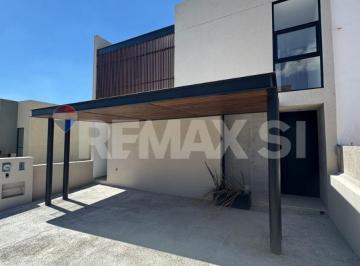 Casa · 230m² · 4 Recámaras · 2 Estacionamientos - Remax Si · Casa en Venta en Altozano Vejo