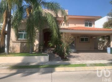 Casa · 533m² · 5 Recámaras · 6 Estacionamientos · Casa en Fraccionamiento Los Frailes, Zapopan