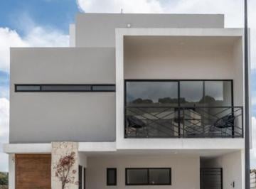 Casa · 207m² · 3 Recámaras · 2 Estacionamientos · Casa en Venta en Sauco Residencial