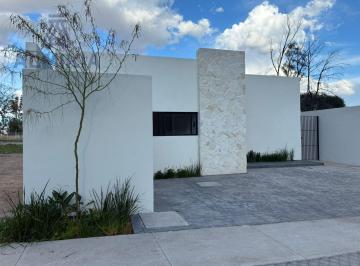 Casa · 140m² · 2 Recámaras · 2 Estacionamientos · Compra Casa de Una Planta Zona Poniente