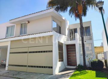 Casa · 234m² · 3 Recámaras · 2 Estacionamientos · Casa en Venta en Fraccionamiento Loma, Zona Zavaleta, Recta, Puebla