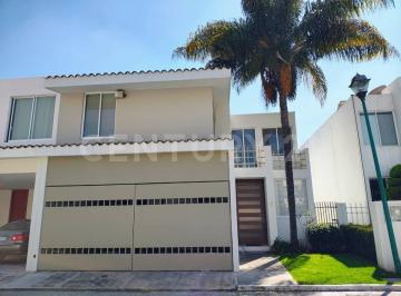 Casa · 234m² · 3 Recámaras · 2 Estacionamientos · Casa en Venta en Fraccionamiento Loma, Zona Zavaleta, Recta, Puebla