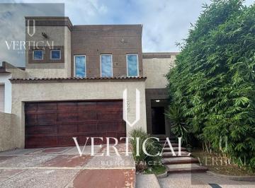 Casa · 330m² · 4 Recámaras · Casa en Misión del Bosque