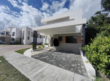Casa · 257m² · 4 Recámaras · 5 Estacionamientos · Vendo Casa en Esquina de 4 Rec en Residencial Río By Cumbres con Alberca