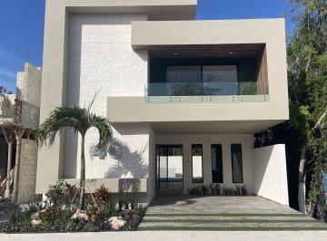 Casa · 300m² · 3 Recámaras · 2 Estacionamientos · Casa en Venta de 3 Recámaras 3 Baños en Residencial Valenia Playa del Carmen