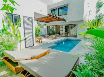Casa · 236m² · 5 Recámaras · 1 Estacionamiento · Villa de 5 Recamaras en Venta en Aldea Zama Tulum