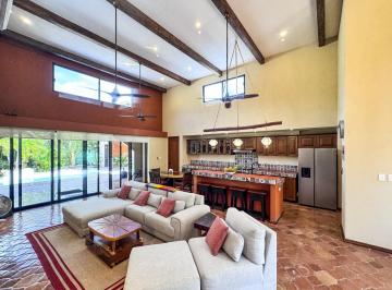 Casa · 350m² · 4 Recámaras · 4 Estacionamientos · Casa en Venta Estilo Hacienda con Alberca y Estudio en San Josecito Riviera Maya