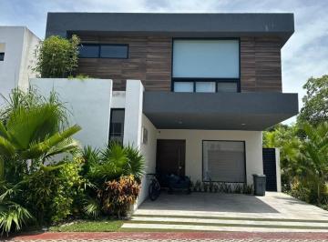 Casa · 342m² · 4 Recámaras · 2 Estacionamientos · Casa en Venta 4 Recámaras en Bosques de Bambu Playa del Carmen