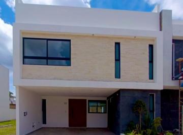 Casa · 318m² · 4 Recámaras · 2 Estacionamientos · Casa en Fraccionamiento Parque Nayarit