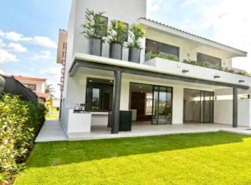 Casa · 410m² · 4 Recámaras · 2 Estacionamientos · Casa en Fraccionamiento Paraíso Country Club