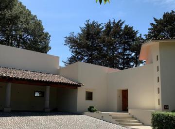 Casa · 620m² · 4 Recámaras · 6 Estacionamientos · Casa en Zona Arbolada