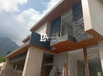 Casa · 1081m² · 6 Recámaras · 4 Estacionamientos · Venta de Casa Sierra Alta 9° Sector