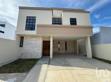 Casa · 230m² · 3 Recámaras · 2 Estacionamientos · Casa en Venta en Fraccionamiento Privado en Mazatlán, Sinaloa.