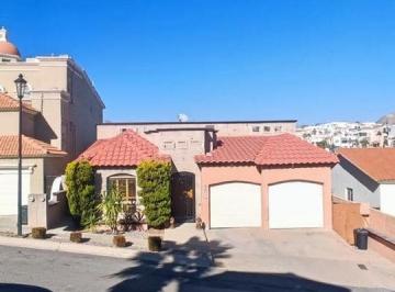 Casa · 596m² · 4 Recámaras · 2 Estacionamientos · Se Vende Casa en Residencial Lomas del Valle con Alberca y Recamara en Planta Baja