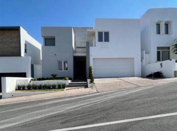 Casa · 440m² · 4 Recámaras · 4 Estacionamientos · Casa en Fraccionamiento Bosques de San Francisco