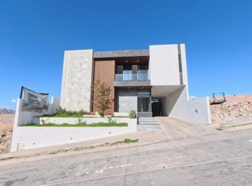 Casa · 420m² · 4 Recámaras · 3 Estacionamientos · Se Vende Casa en Zona Valles por San Charbel