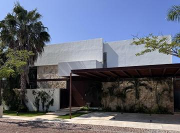 Casa · 891m² · 5 Recámaras · 3 Estacionamientos · Casa en Venta en Privada Altabrisa