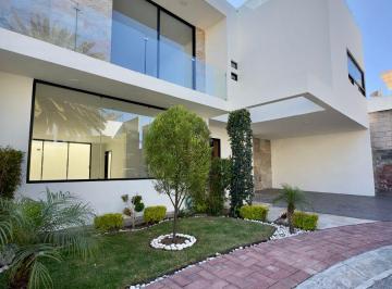 Casa en Venta de 4 habitaciones · Casa en Venta en Ex Hacienda La Luz Pachuca con 212 m² de Terreno, 4 Recámaras, Roof, Baños con Tina