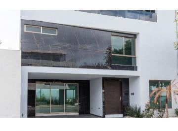 Casa · 409m² · 3 Recámaras · 2 Estacionamientos · Casa Venta