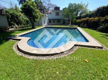 Casa de 5 habitaciones, Cuernavaca · Casa Sola con Alberca y Jardines Amplios en Cuernavaca