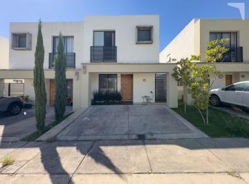 Casa · 124m² · 2 Recámaras · 2 Estacionamientos · Hermosa Casa Dentro de Coto, Frente a La Casa Club, con Excelentes Acabados Estilo Moderno, con Reca