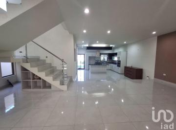 Casa · 350m² · 4 Recámaras · 3 Estacionamientos · Casa en Venta en Cumbres del Lago Juriquilla Querétaro