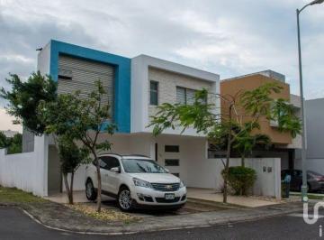 Casa · 230m² · 3 Recámaras · 4 Estacionamientos · Amplia Propiedad en Veracruz con Casa Club y Alberca