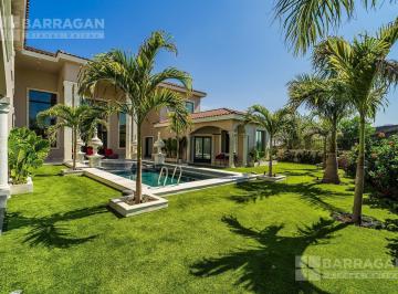 Casa · 1160m² · 5 Recámaras · 6 Estacionamientos · Casa en Venta en El Campanario, con Espectacular Vista Al Campo de Golf