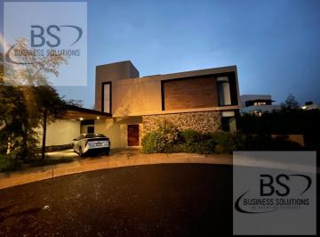 Casa · 240m² · 3 Recámaras · 2 Estacionamientos · Renta Zibata / Cumbre $42,000