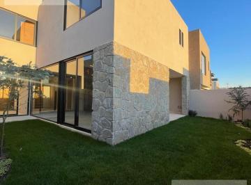 Casa · 340m² · 4 Recámaras · 3 Estacionamientos · Casa Venta Altozano Laja31