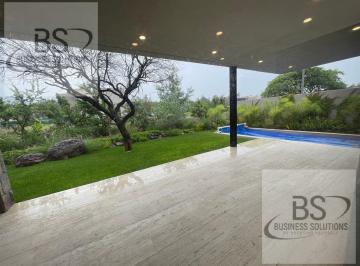 Casa · 424m² · 4 Recámaras · 4 Estacionamientos · Casa en Altozano El Nuevo Queretaro