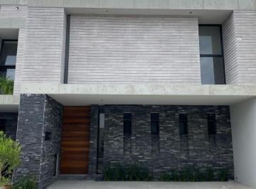 Casa · 325m² · 3 Recámaras · 3 Estacionamientos · Casa en Venta en Queretaro Juriquilla