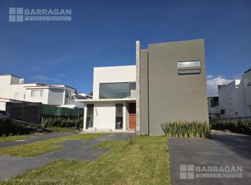 Casa · 830m² · 4 Recámaras · 3 Estacionamientos · Casa en Renta con Cuatro Recámaras y Sótano en El Campanario