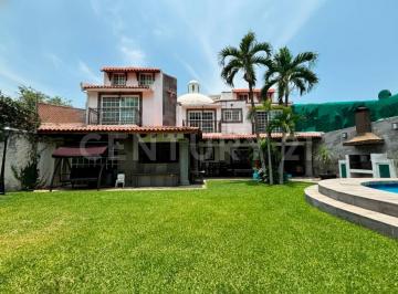 Casa · 505m² · 3 Recámaras · 2 Estacionamientos · Casa con Alberca en Fraccionamiento Cerca de Plaza Averanda en Cuernavaca.