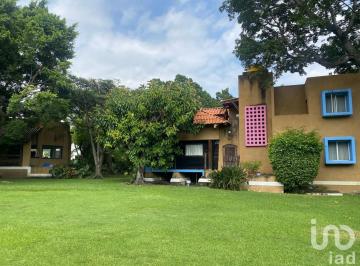 Casa · 700m² · 8 Recámaras · 4 Estacionamientos · Vendo Casa en Condominio Tepec - Jiutepec, Mor. "Exclusiva Propiedad con Estilo Rustico Mexicano"