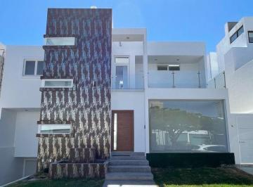Casa en condominio · 500m² · 5 Recámaras · 4 Estacionamientos · Casa en Renta en Fray Junipero Serra