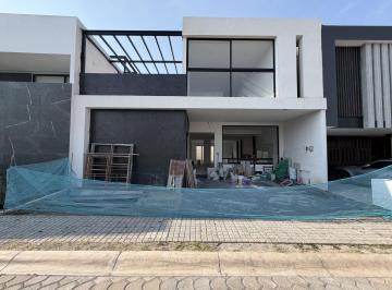Casa · 317m² · 4 Recámaras · 2 Estacionamientos · Casa en Venta en Lomas de Angelopolis, Cascatta Puebla, Parque Chiapas