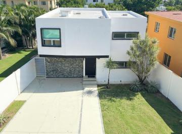 Casa · 244m² · 3 Recámaras · 2 Estacionamientos · Casa en Venta en Playa Magna con 3 Recámaras y Alberca Privada en Playa del Carmen
