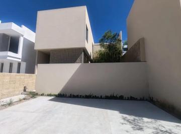 1 · Casa en Venta en Lomas de Juriquilla, Querétaro - 4 Recámaras, 2 Niveles, Jardín y Cocina Integral