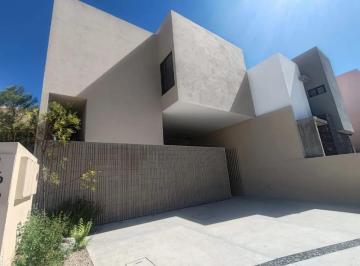 1 · Casa en Venta en Lomas de Juriquilla con Cuarto de Servicio
