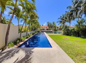Casa · 610m² · 4 Recámaras · 5 Estacionamientos · Residencia Náutica con Muelle Privado en Venta - Puerto Aventuras