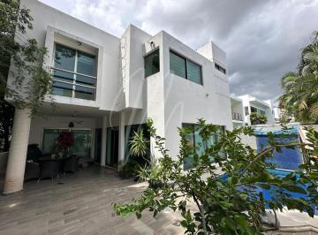 Casa · Residencia en Cumbres de 342 m² con Alberca y 4 Recámaras