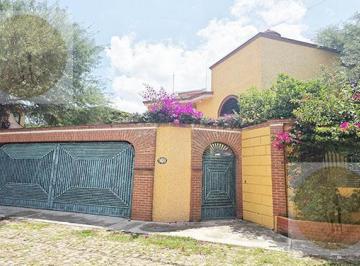 Casa · 250m² · 3 Recámaras · 2 Estacionamientos · Casa a Pasos del Centro, Fraccionamiento Privado
